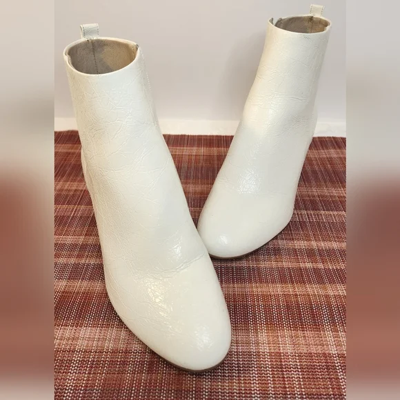 Gianni Bini Jaydennn White Ankle Embossed Leather Heeled Ankle Booties Size 7.5 - Picture 2 of 8